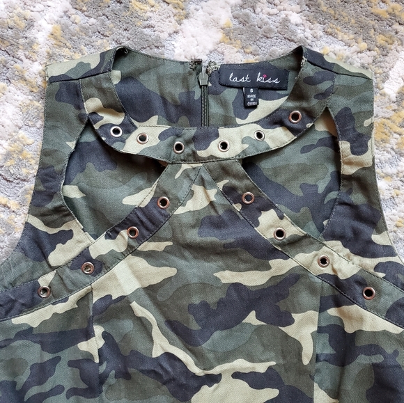 Last Kiss Sleeveless Camo Top with Cutouts - Picture 3 of 8